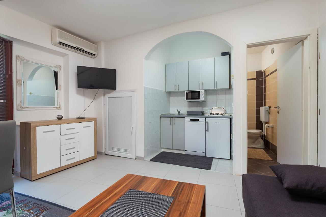 Top Central Apartments Pula Bagian luar foto