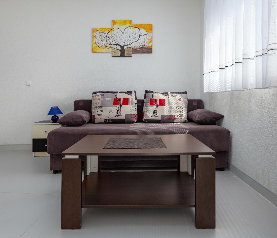 Top Central Apartments Pula Bagian luar foto