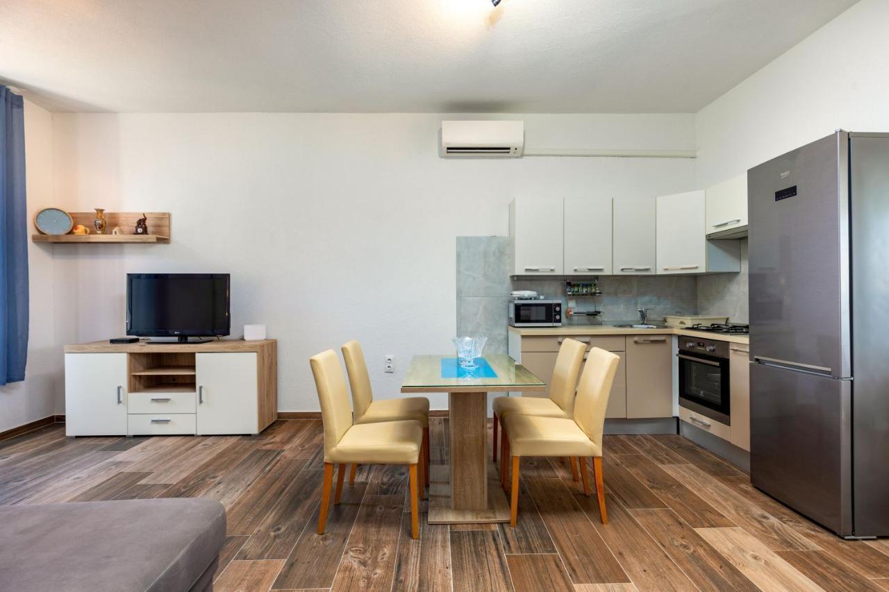 Top Central Apartments Pula Bagian luar foto