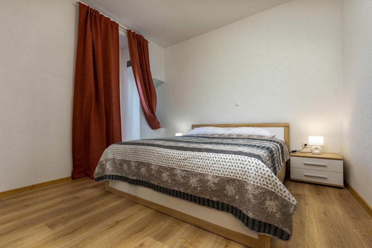 Top Central Apartments Pula Bagian luar foto