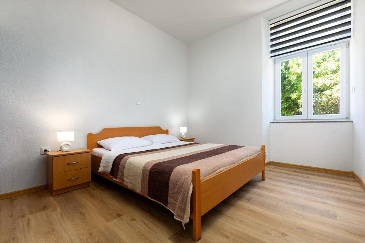 Top Central Apartments Pula Bagian luar foto