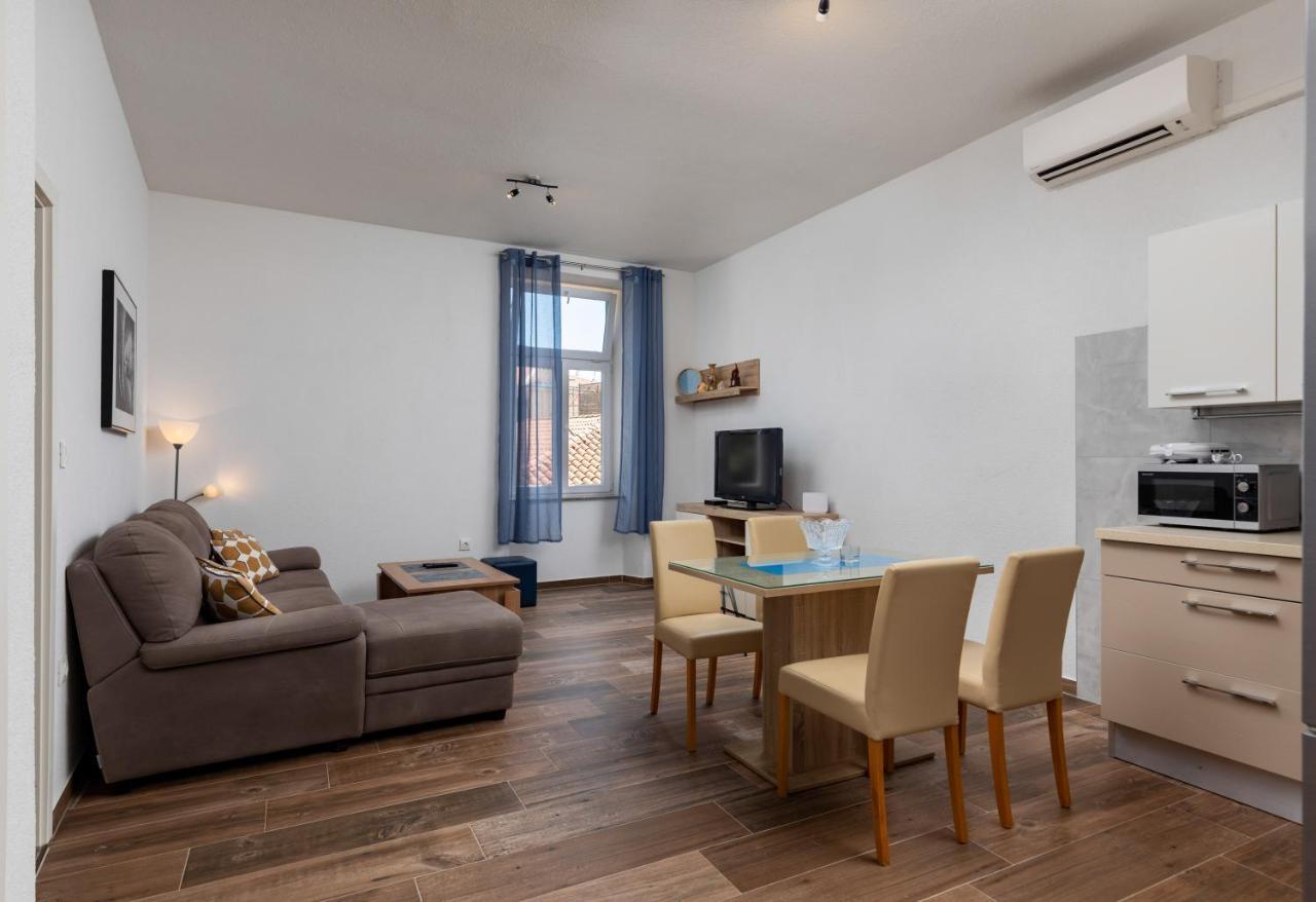Top Central Apartments Pula Bagian luar foto