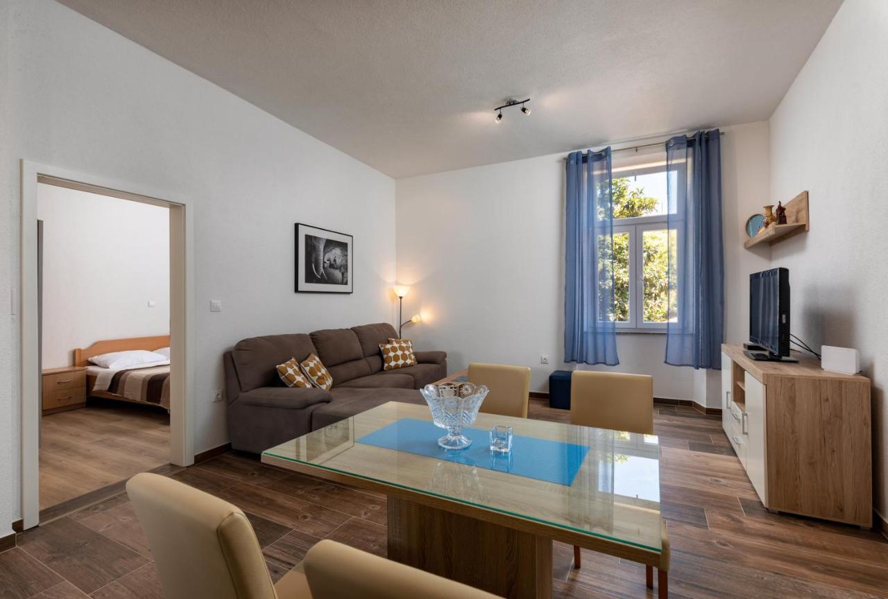 Top Central Apartments Pula Bagian luar foto