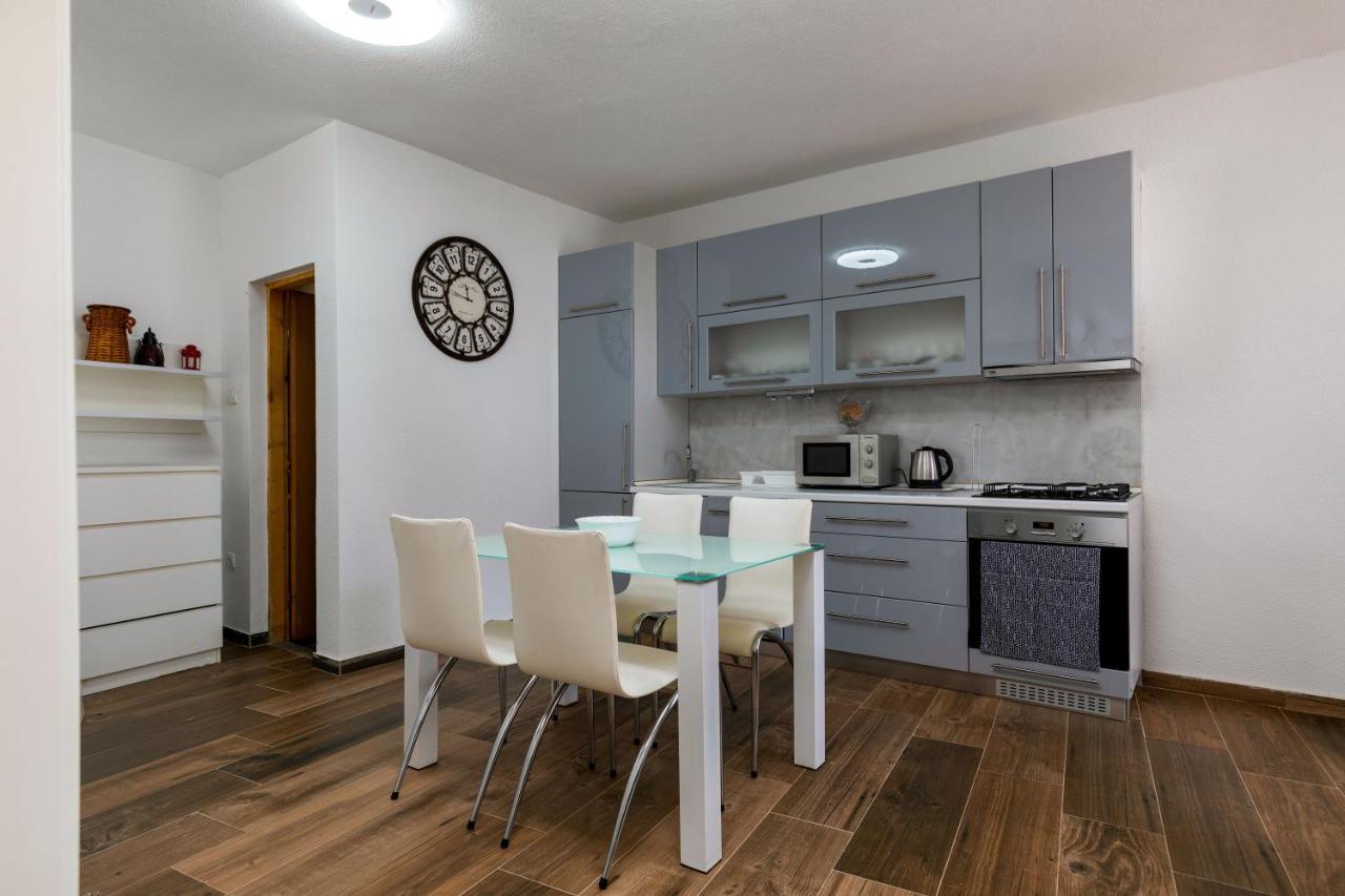 Top Central Apartments Pula Bagian luar foto