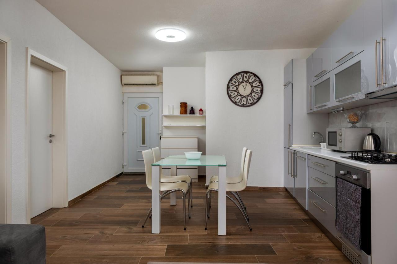 Top Central Apartments Pula Bagian luar foto