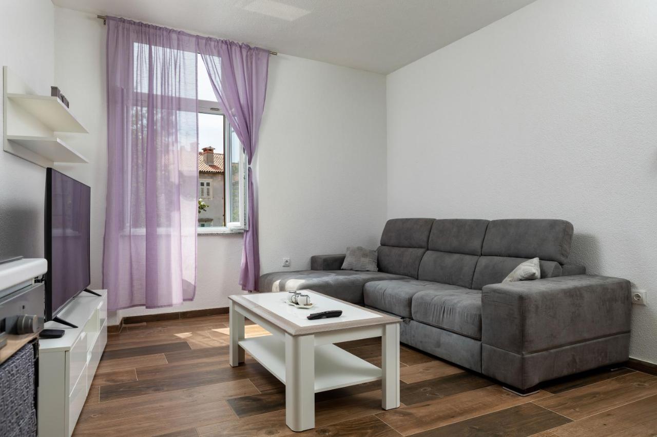 Top Central Apartments Pula Bagian luar foto