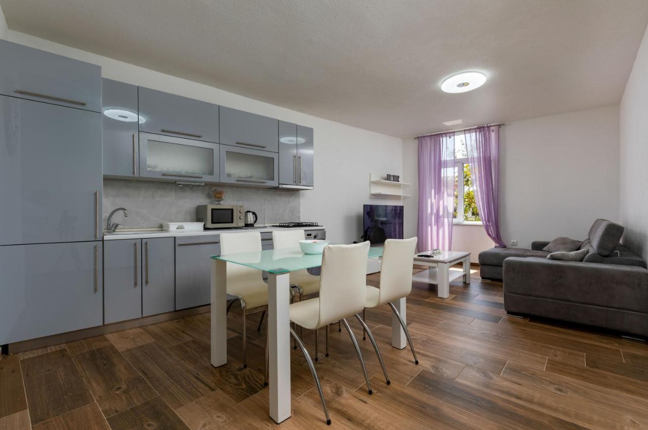 Top Central Apartments Pula Bagian luar foto